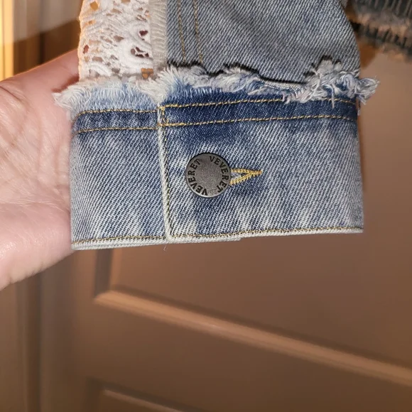 NEW Veveret Light Blue Jean Jacket with Eyelet Lace Size Small - Picture 10 of 17